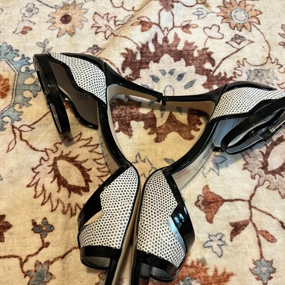 CALVIN KLEIN BLACK AND WHITE PUMPS LIKE NEW SZ 10M - Picture 2 of 9